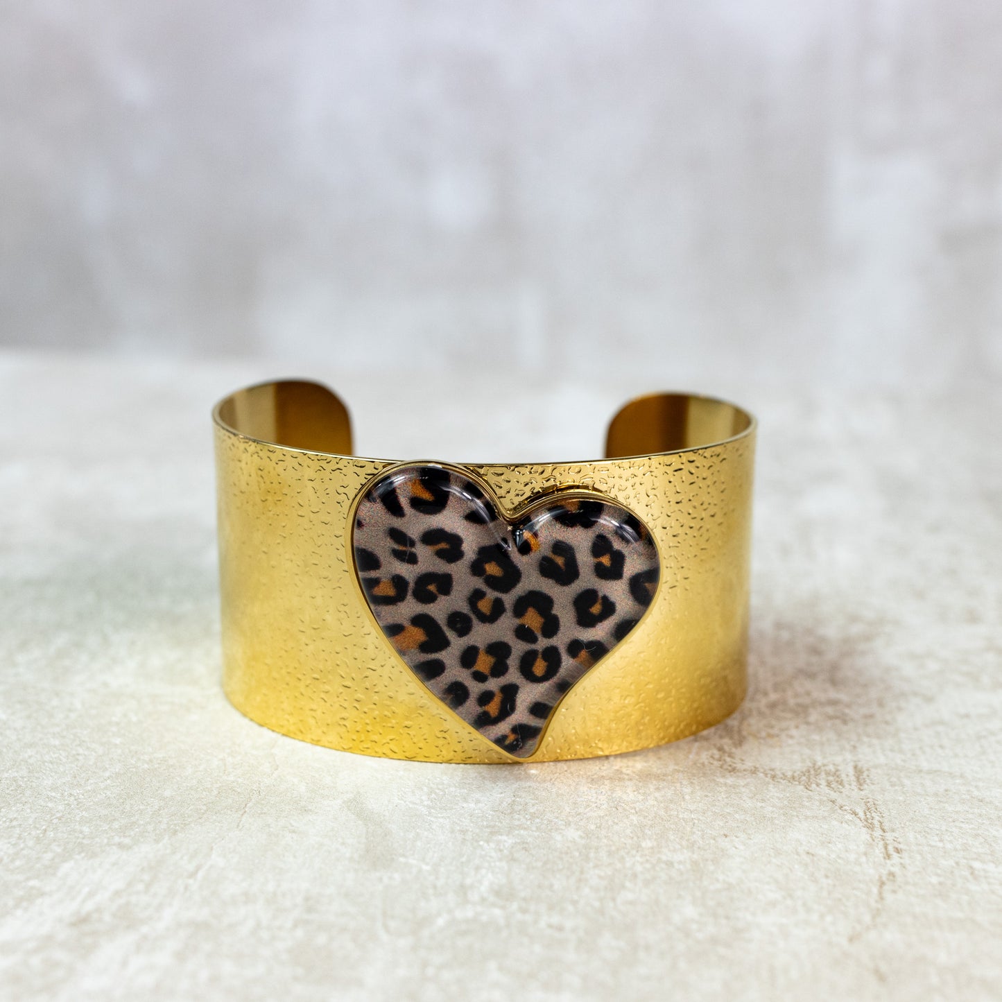 BRAZALETE DORADO CON CORAZÓN DE ANIMAL PRINT