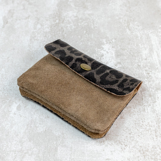 MONEDERO ANIMAL PRINT MARRÓN